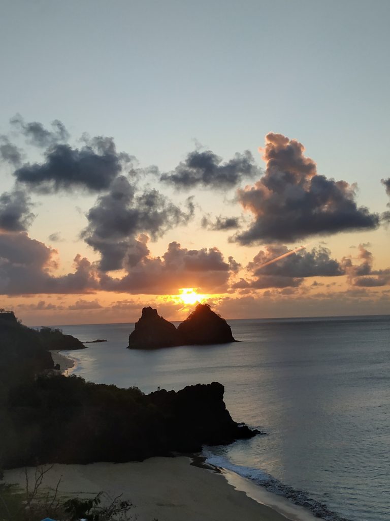 O lindo pôr do sol no Mirante do Boldró em Fernando de Noronha