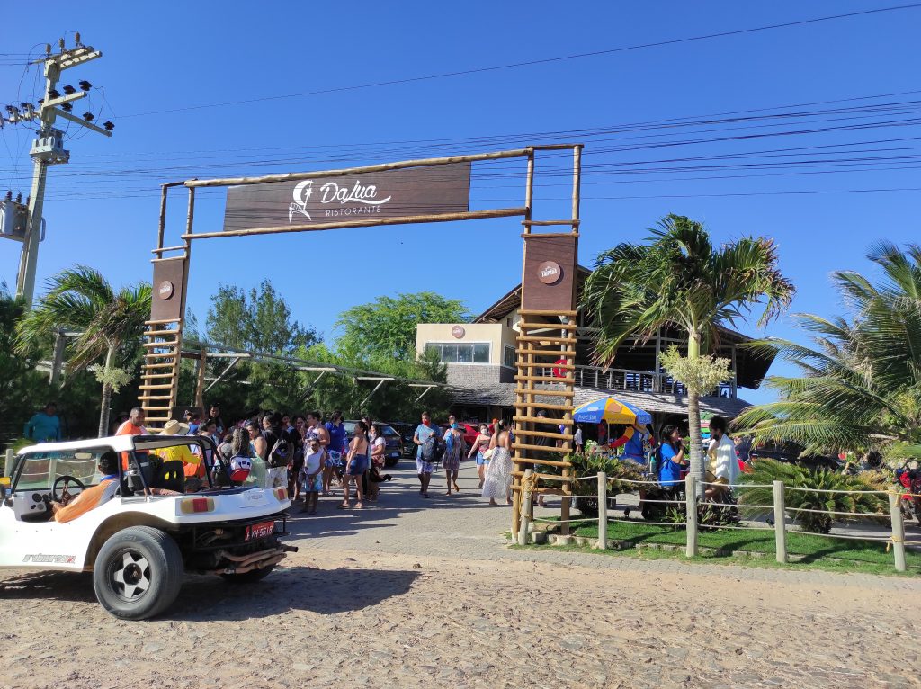 Essa é a parada para o almoço e para aproveitar a Praia de Canoa Quabrada. Ficamos o restante do passeio até a hora de voltar ao ônibus e ir embora