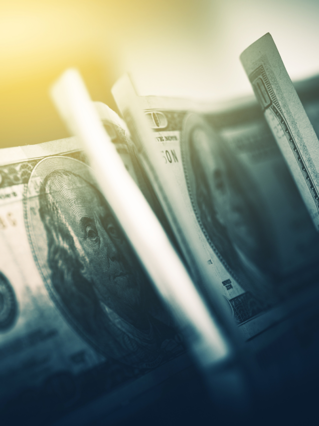 Queda do dólar: Hora de comprar pra viagem?